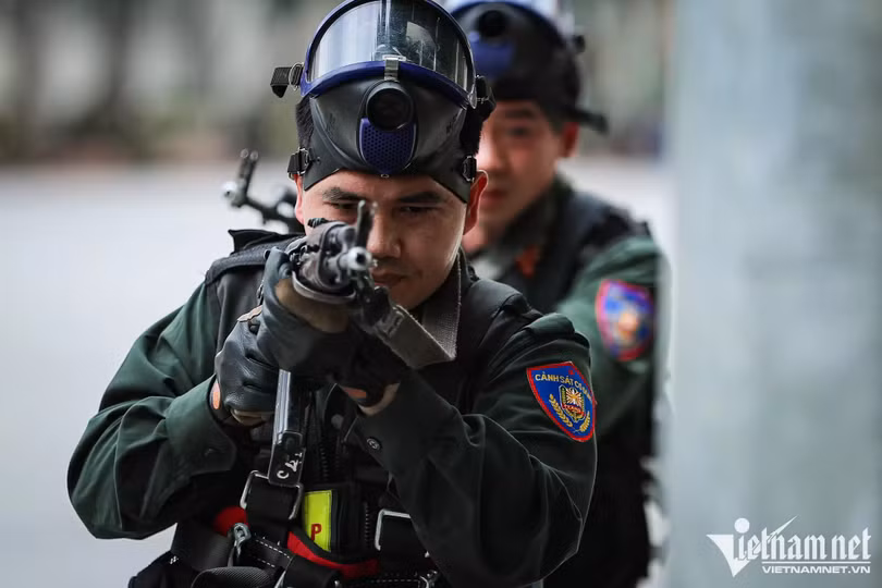 Hàng trăm cảnh sát phô diễn kỹ năng lái mô tô, nổ súng trấn áp tội phạm