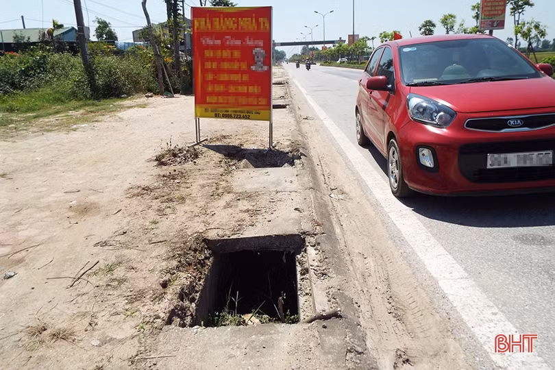 Nhan nhản nắp cống vỡ trên QL 8 qua thị trấn Đức Thọ