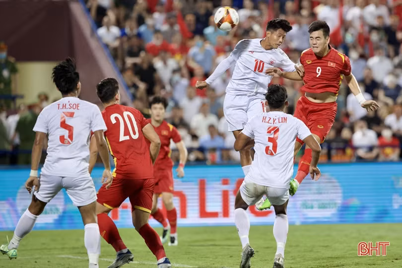 U23 Việt Nam 1 - 0 U23 Myanmar: Hùng Dũng đưa chủ nhà lên ngôi đầu bảng