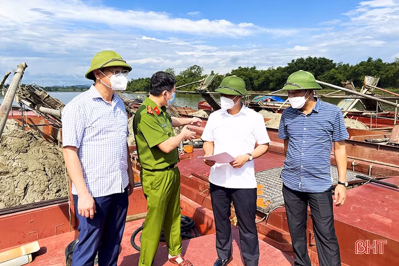 Chủ tịch UBND tỉnh yêu cầu xử lý nghiêm 6 sà lan hút cát trái phép trên sông ở Đức Thọ