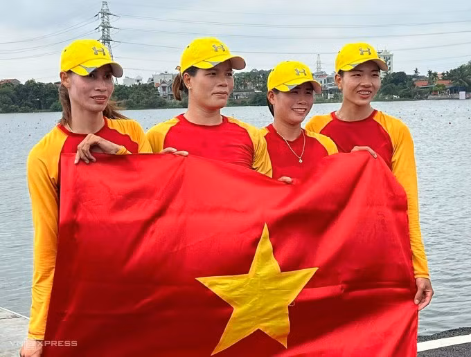 VĐV Hà Tĩnh cùng đồng đội giành HCV môn đua thuyền Rowing tại Sea Games 31