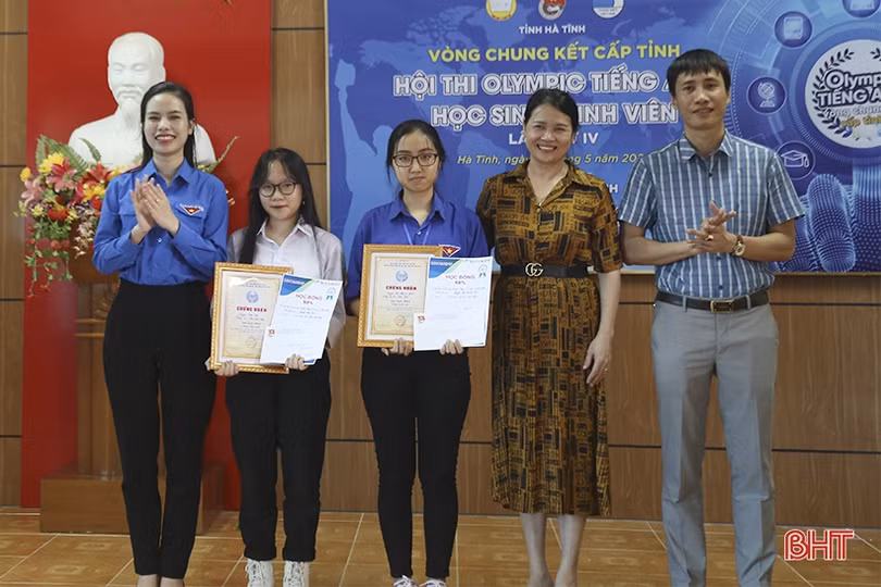 2 nữ sinh giành giải nhất Olympic Tiếng Anh học sinh, sinh viên Hà Tĩnh