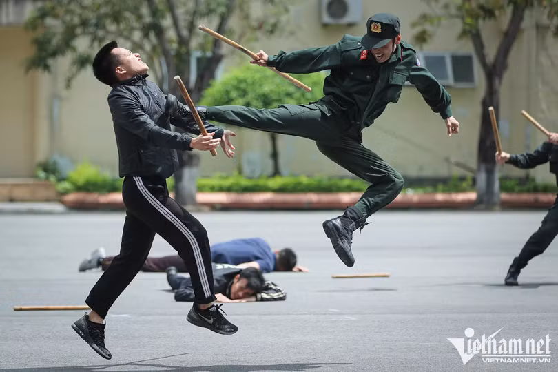Hàng trăm cảnh sát phô diễn kỹ năng lái mô tô, nổ súng trấn áp tội phạm
