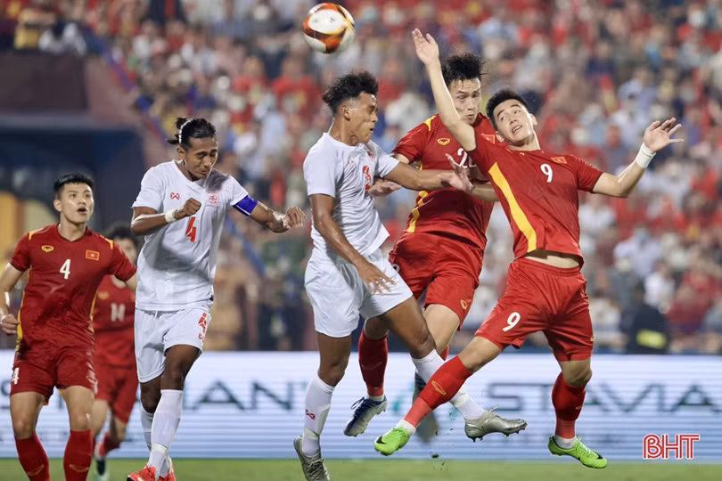 U23 Việt Nam 1 - 0 U23 Myanmar: Hùng Dũng đưa chủ nhà lên ngôi đầu bảng