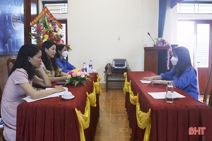2 nữ sinh giành giải nhất Olympic Tiếng Anh học sinh, sinh viên Hà Tĩnh
