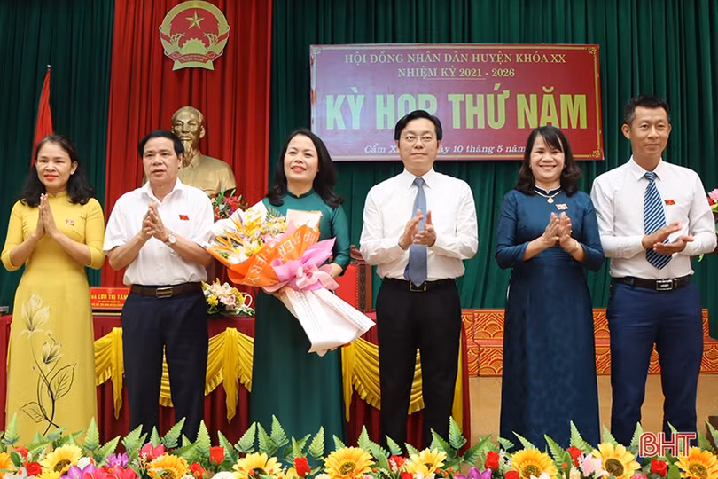 Bà Hà Thị Việt Ánh được bầu giữ chức Chủ tịch HĐND huyện Cẩm Xuyên