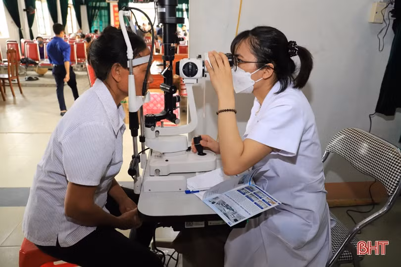 Người dân xã Cổ Đạm, Hà Linh được khám, tư vấn sức khoẻ miễn phí