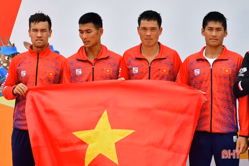 Các tay chèo nam Hà Tĩnh cùng đồng đội giành HCB tại SEA Games 31