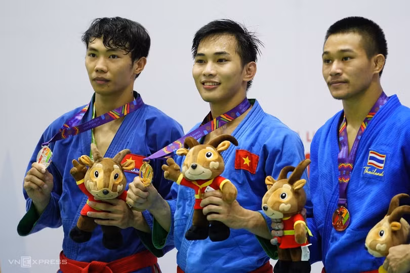 Các tay chèo nam Hà Tĩnh cùng đồng đội giành HCB tại SEA Games 31