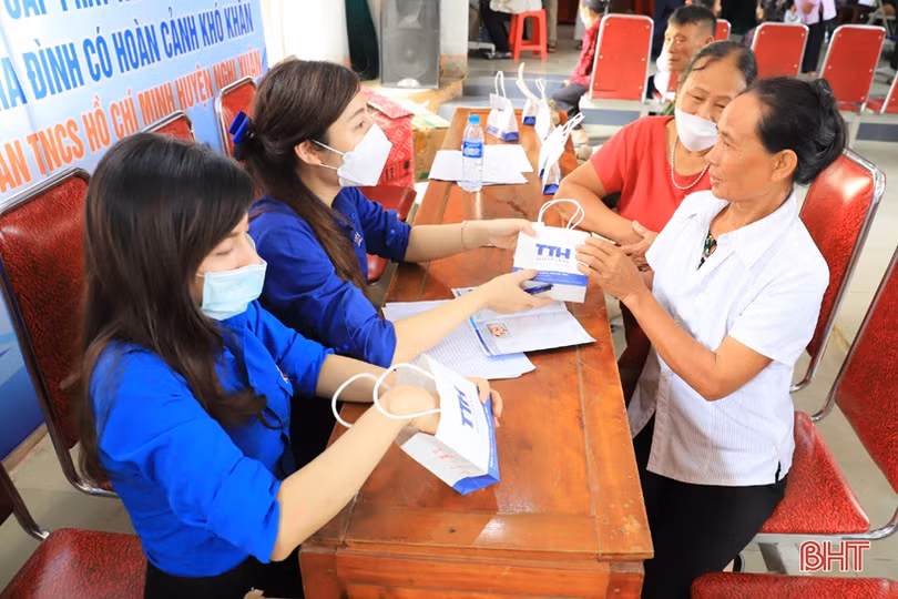 Người dân xã Cổ Đạm, Hà Linh được khám, tư vấn sức khoẻ miễn phí