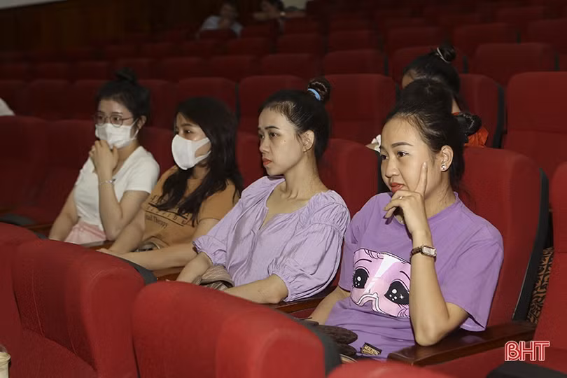 Nhà hát Nghệ thuật truyền thống Hà Tĩnh diễn báo cáo vở ca kịch “Đi qua ngày giông bão”