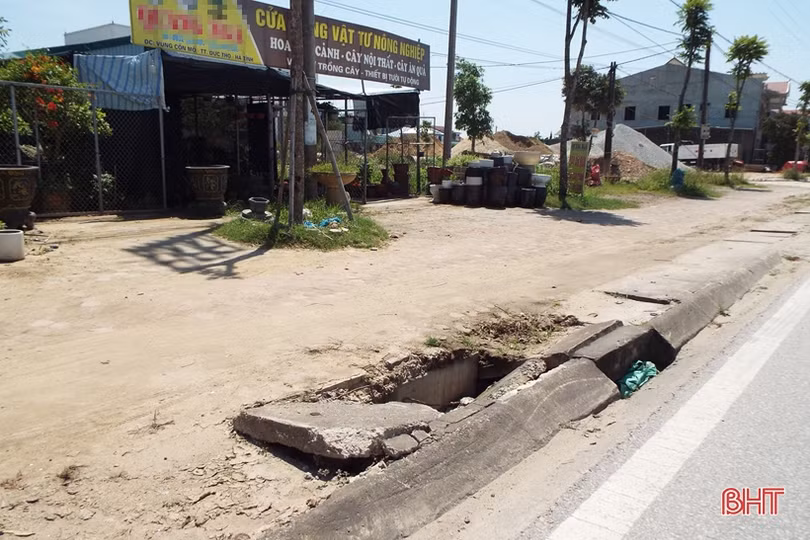 Nhan nhản nắp cống vỡ trên QL 8 qua thị trấn Đức Thọ