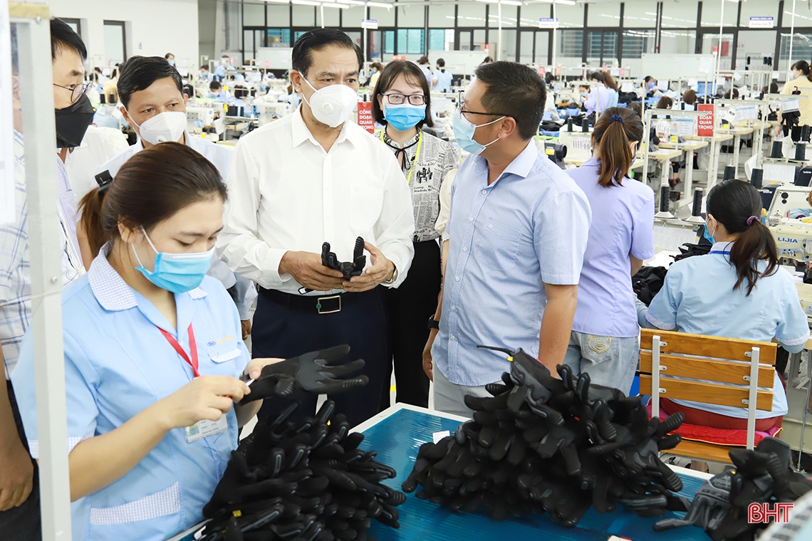 Chủ tịch UBND tỉnh chúc mừng các doanh nghiệp nhân ngày Doanh nhân Việt Nam