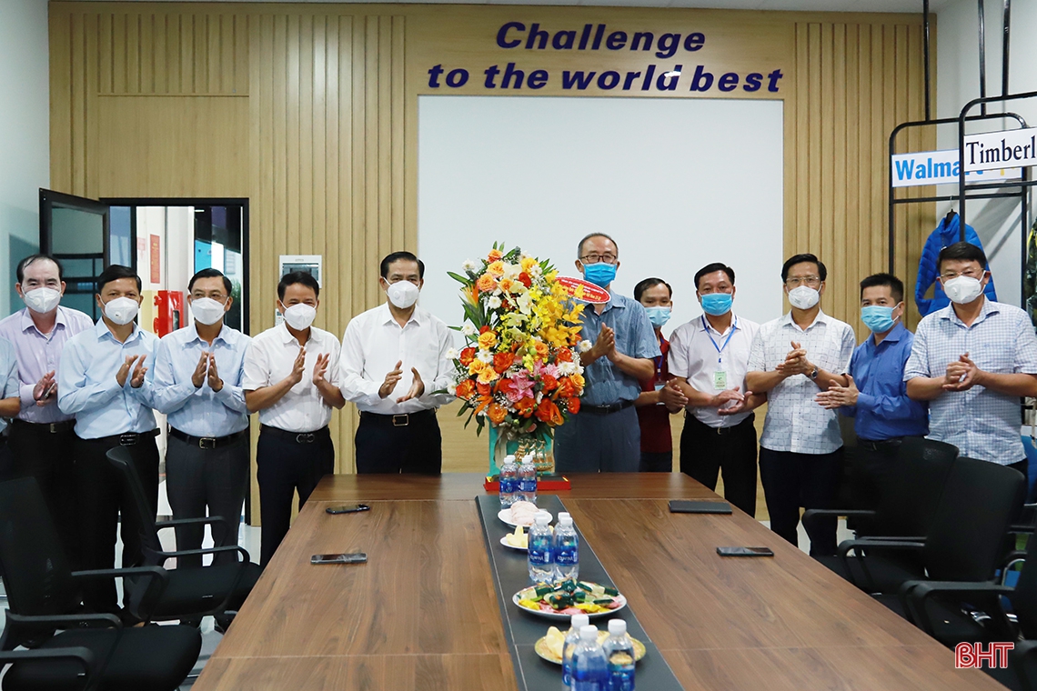 Chủ tịch UBND tỉnh chúc mừng các doanh nghiệp nhân ngày Doanh nhân Việt Nam