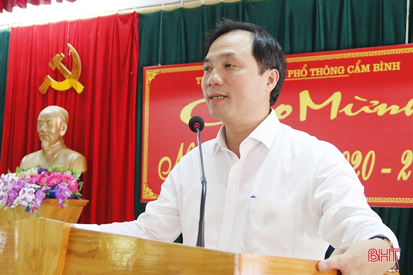 Phó Bí thư Thường trực Tỉnh ủy đánh trống khai giảng tại Trường THPT Cẩm Bình