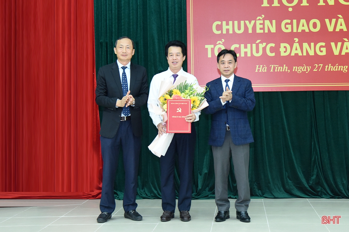 Chuyển giao 2 tổ chức cơ sở đảng chi nhánh Hà Tĩnh về trực thuộc Đảng bộ Vietcombank