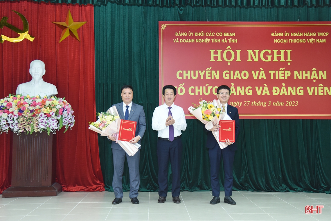 Chuyển giao 2 tổ chức cơ sở đảng chi nhánh Hà Tĩnh về trực thuộc Đảng bộ Vietcombank