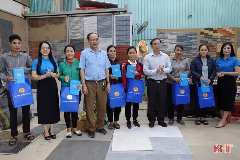 Gần 4,5 tỷ đồng quà tết cho người lao động khó khăn ở Hà Tĩnh