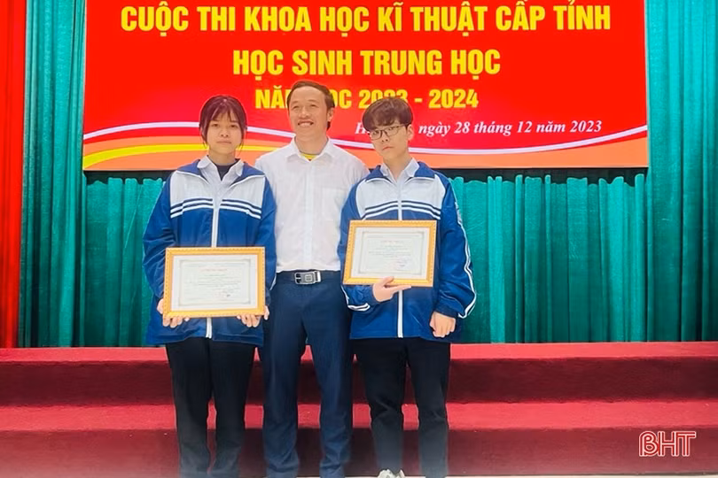 Đôi bạn vùng cao Hà Tĩnh sáng chế thiết bị giám sát hỗ trợ học tập