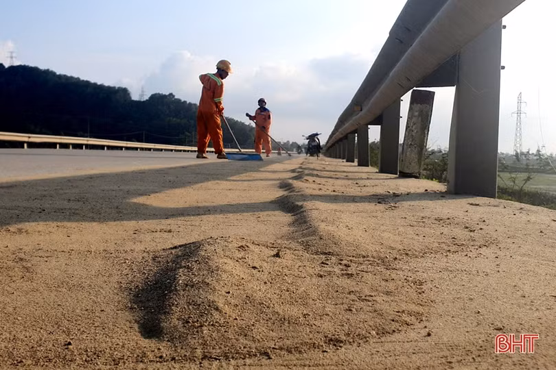Không để tái diễn tình trạng cát rơi vãi nhiều trên QL 1 qua Hà Tĩnh