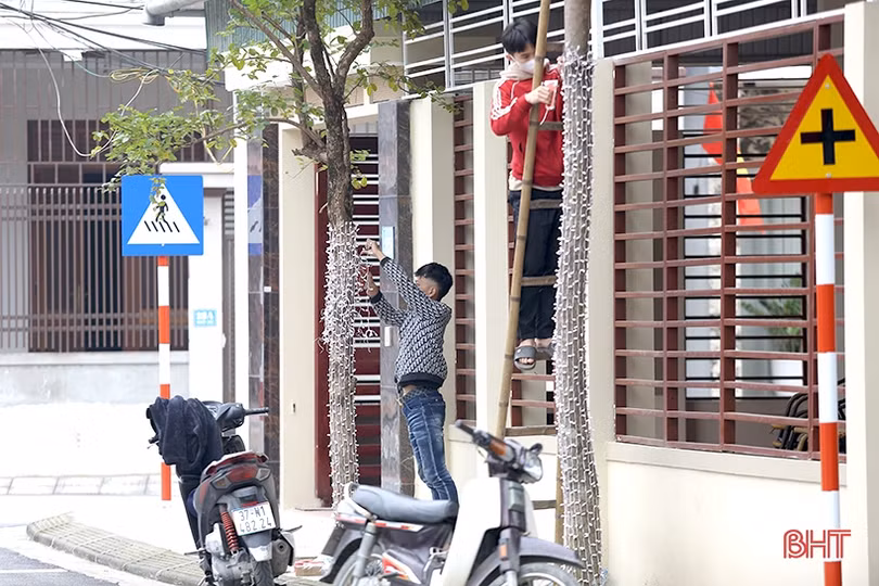Thợ lắp đèn trang trí “đắt khách” dịp cận tết