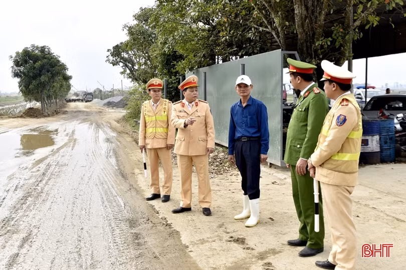 Không để tái diễn tình trạng cát rơi vãi nhiều trên QL 1 qua Hà Tĩnh