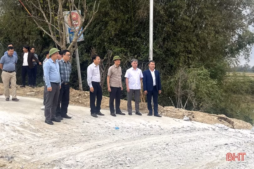 Cấp bách xử lý sạt lở bờ sông phía ngoài cống Trung Lương