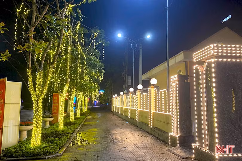 Thợ lắp đèn trang trí “đắt khách” dịp cận tết