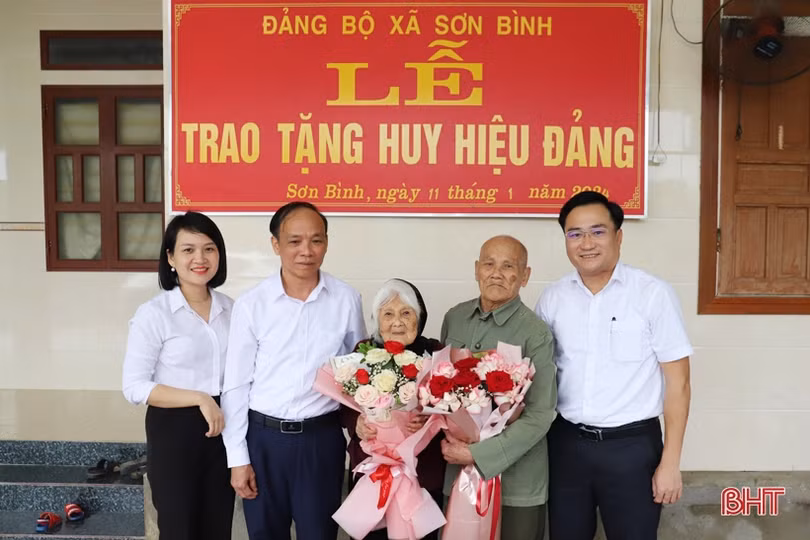 Trao Huy hiệu 70 năm tuổi Đảng cho 2 đảng viên ở Hương Sơn