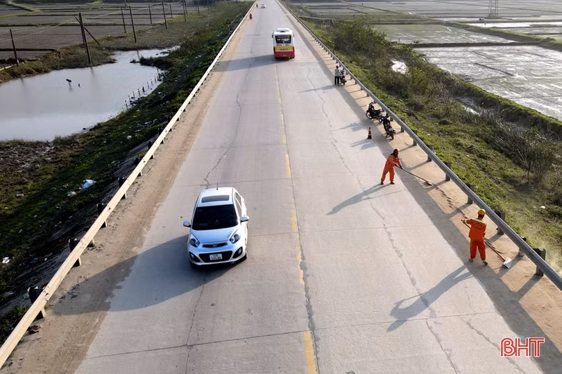Cát xây dựng phủ đầy Quốc lộ 1 ở Hà Tĩnh