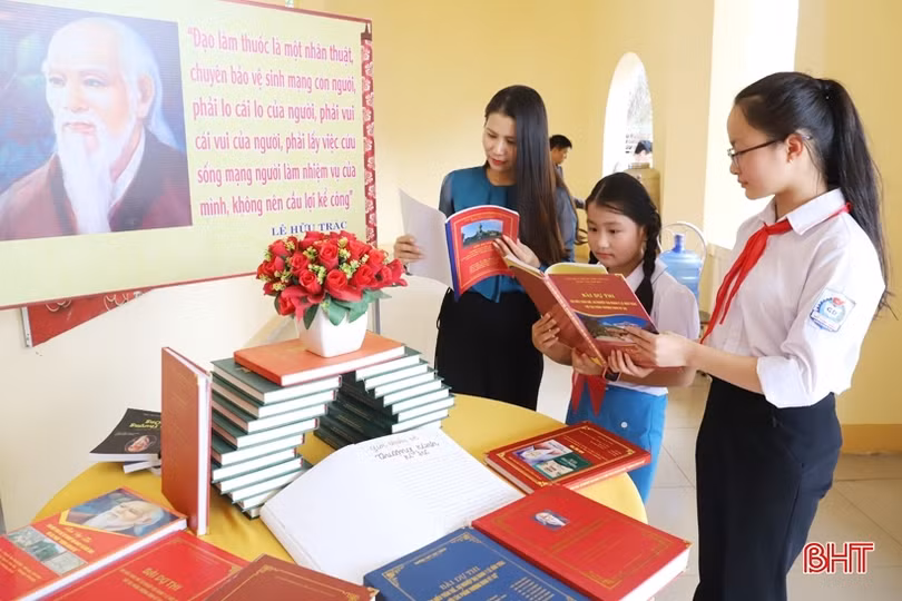 Trao giải Cuộc thi “Tìm hiểu thân thế sự nghiêp Đại danh y Hải Thượng Lãn Ông Lê Hữu Trác”