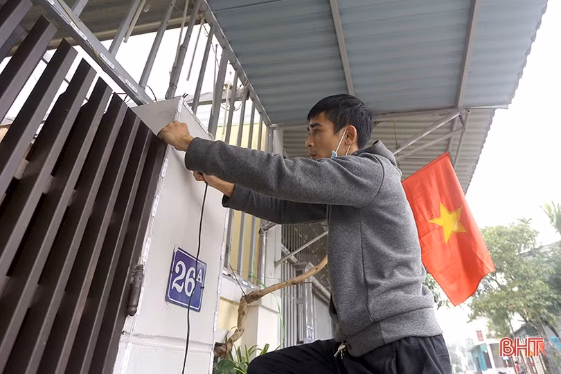 Thợ lắp đèn trang trí “đắt khách” dịp cận tết