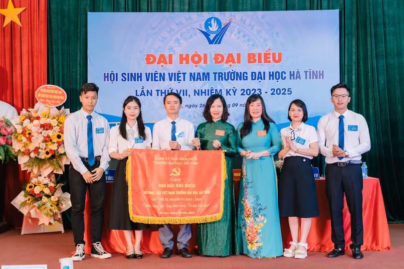 Học sinh, vinh viên Hà Tĩnh bản lĩnh, tự tin hội nhập Emagazine