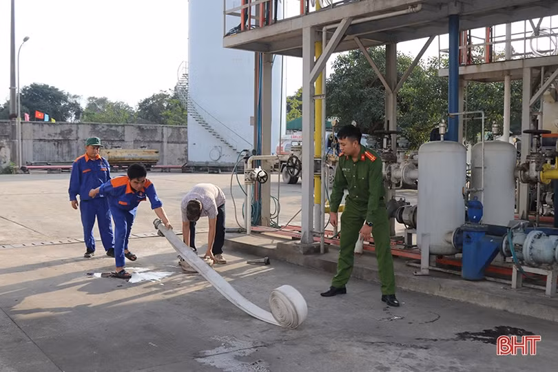Diễn tập tình huống cháy kho xăng dầu ở Nghi Xuân