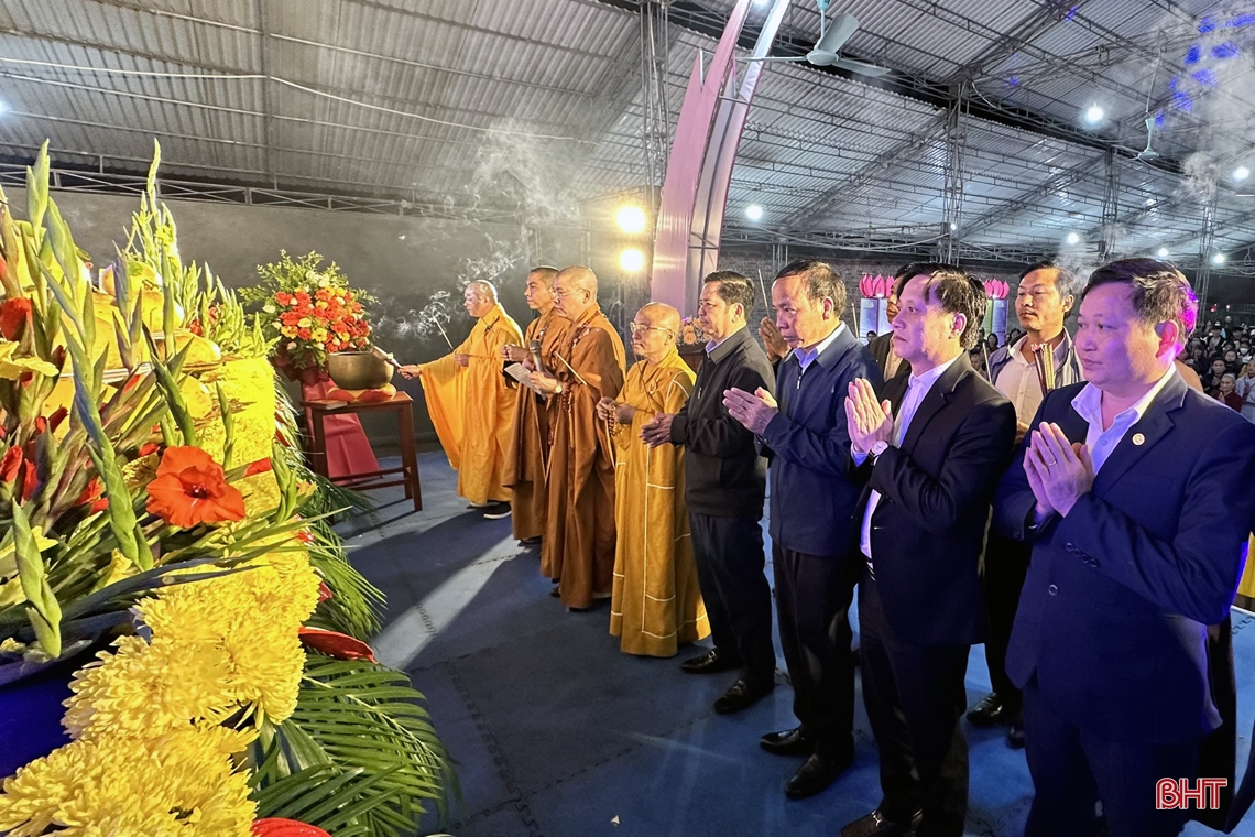Lễ cầu sức khỏe, thả đèn hoa đăng trên sông Ngàn Phố