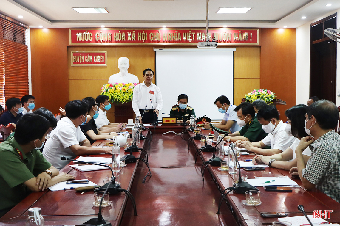Kiểm tra việc niêm yết tiểu sử ứng cử viên, đảm bảo thuận tiện cho cử tri nghiên cứu, lựa chọn
