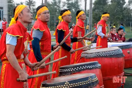 Cổ động viên Hà Tĩnh “cháy “ hết mình với bóng đá tỉnh nhà