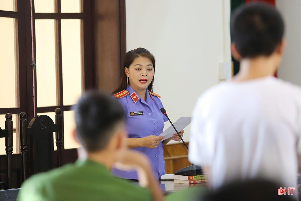Bị toà án đưa ra xét xử, những đứa trẻ mới lớn không chỉ phải đối mặt với những bản án nghiêm khắc từ pháp luật, mà còn mất đi cơ hội “trưởng thành”. (Trong ảnh: phiên toà xét xử bị cáo N.V.P. (trú xã Xuân Liên, Nghi Xuân) về tội "Giết người".