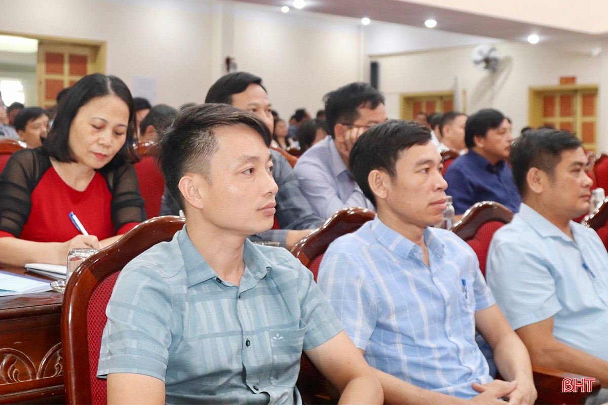 Học viên tham gia buổi đối thoại và lễ bế giảng.