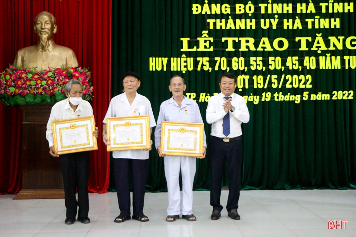 133 đảng viên ở TP Hà Tĩnh nhận Huy hiệu Đảng dịp sinh nhật Bác