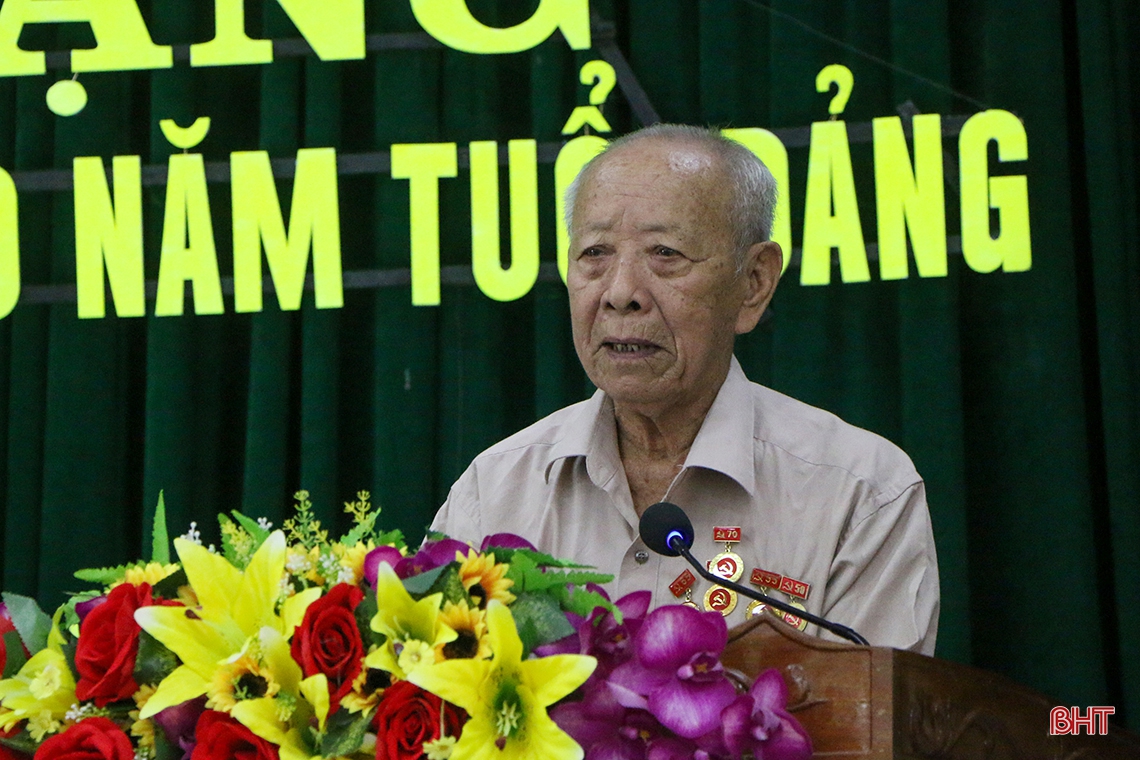 133 đảng viên ở TP Hà Tĩnh nhận Huy hiệu Đảng dịp sinh nhật Bác