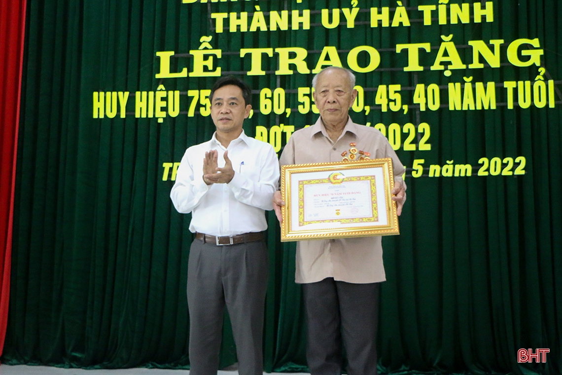 133 đảng viên ở TP Hà Tĩnh nhận Huy hiệu Đảng dịp sinh nhật Bác