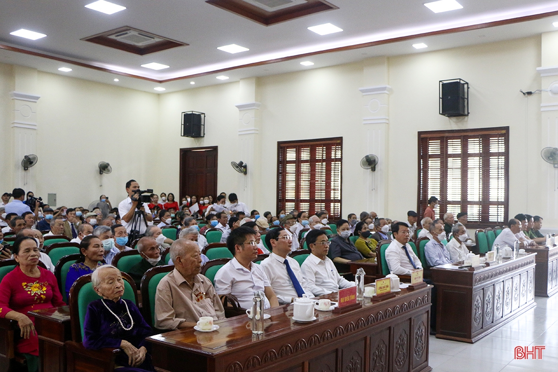 133 đảng viên ở TP Hà Tĩnh nhận Huy hiệu Đảng dịp sinh nhật Bác