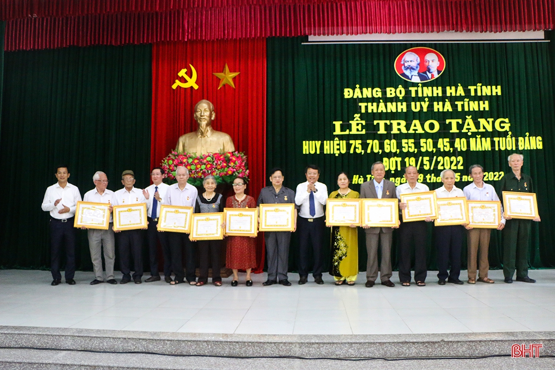 133 đảng viên ở TP Hà Tĩnh nhận Huy hiệu Đảng dịp sinh nhật Bác
