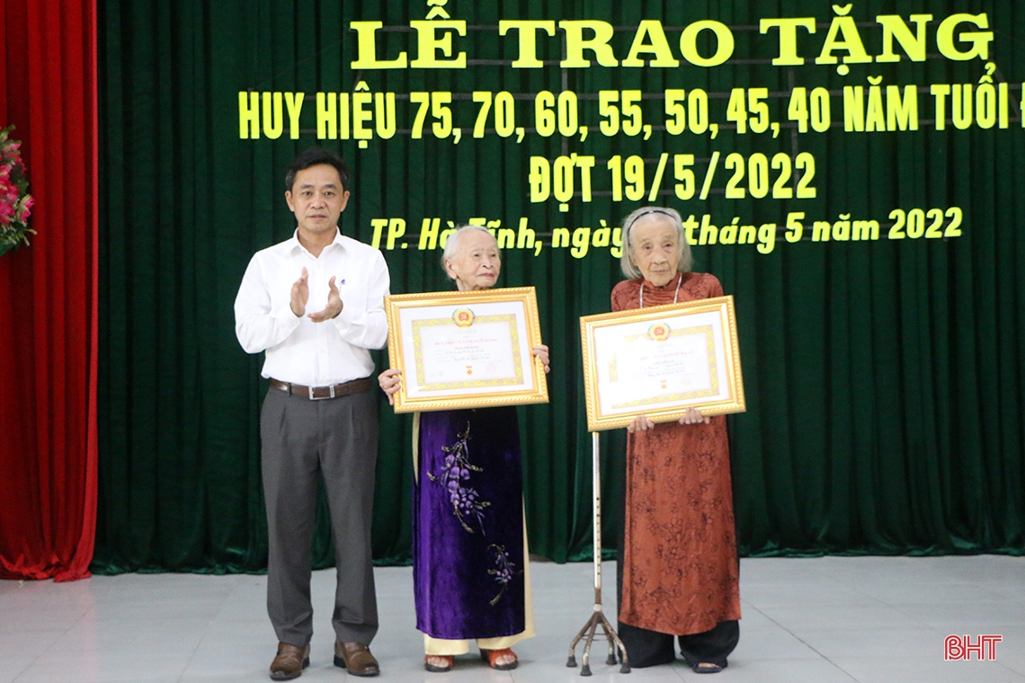 133 đảng viên ở TP Hà Tĩnh nhận Huy hiệu Đảng dịp sinh nhật Bác