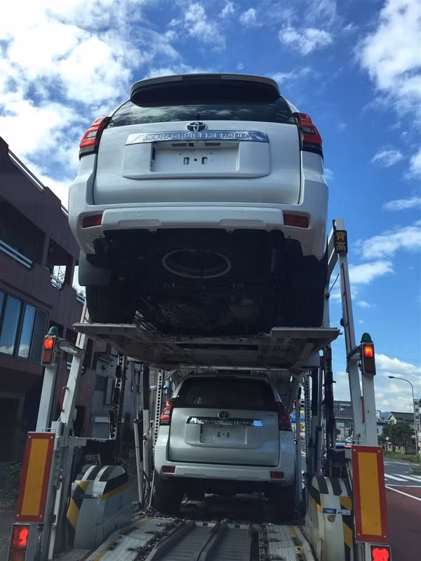 lan dau bat gap toyota land cruiser prado 2018 tren duong pho
