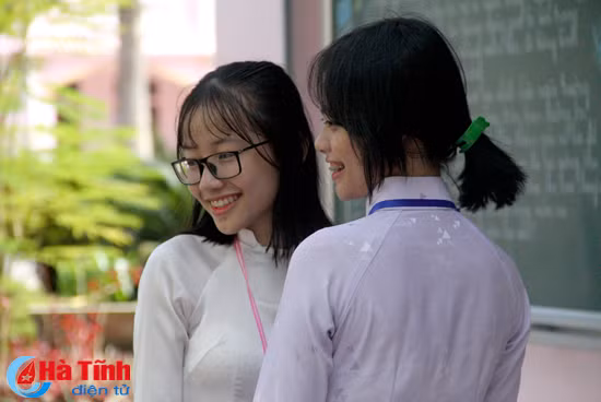 photo nu sinh truong phan dinh phung duyen dang ngay khai truong