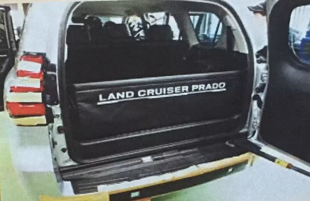 lan dau bat gap toyota land cruiser prado 2018 tren duong pho