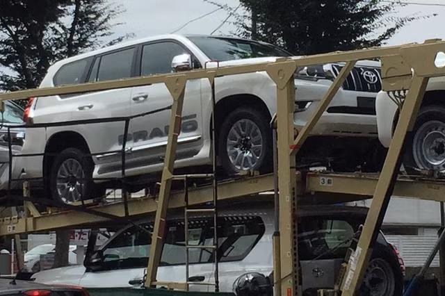lan dau bat gap toyota land cruiser prado 2018 tren duong pho