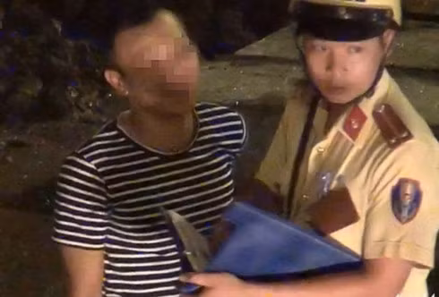 dinh chi cong tac 3 csgt lam luat o cua ngo tan son nhat